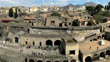Herculaneum and Pompeii fast track with Lunch & Wine tasting